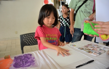 会場では多くの子どもたちから手形を受け付けた=同