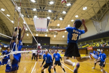私立聖隷クリストファー高校と対戦する愛知県中学生選抜チームの選手たち=豊橋市総合体育館で