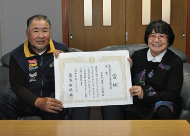 よみうり子育て応援団大賞の受賞報告をする沓名理事長㊧と沓名学園長=東愛知新聞社で