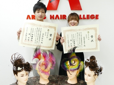 敢闘賞を受賞した中村さん㊧と佐藤さん=美容専門学校アーティス・ヘアー・カレッジで