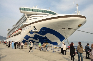 三河港蒲郡地区に初寄港した「ダイヤモンド・プリンセス」=蒲郡市浜町地先で(3月27日)