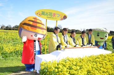 菜の花まつりの開幕を祝い、菜の花いちごロールのケーキカット=田原市加治町で