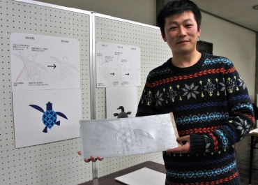 原画となる亜鉛版を手にする林さん=蒲郡市立図書館で