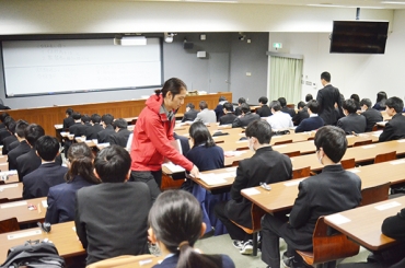 問題用紙などが配布され、試験開始を待つ受験生たち=豊橋技術科学大学で
