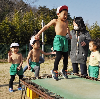 幼稚園児 全裸 寒さなんかに負けないぞ | 東愛知新聞