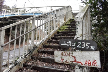 三河湾スカイラインをまたぐとぼね橋。案内看板も歴史を感じさせる=蒲郡市柏原町で