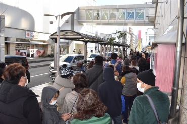 1日の開店時、長蛇の列を作る来店客=豊川市諏訪3のプリオで