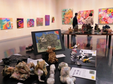 感性豊かな作品が並ぶ会場=豊橋市美術博物館で