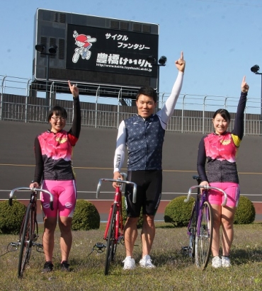 5月にデビューする(左から)當銘さん、内藤さん、杉浦さん=豊橋競輪場で
