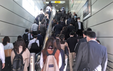 通勤の人々らで混み合う豊橋駅(7日午前8時)