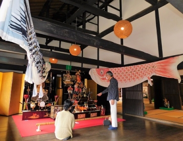 五月人形展を訪れた柴田さん夫妻=いずれも豊橋市二川宿本陣資料館で