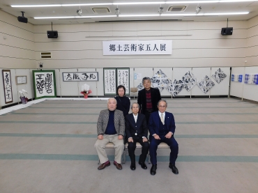新作など力作の数々を披露した5作家=豊川市商工会議所で