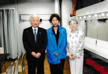 2008年の講演会で滋さん㊧と早紀江さん㊨を迎えた八木代表