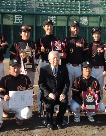 14年の横田めぐみ杯で、選手らと記念撮影に応じる滋さん㊥