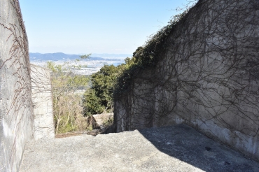 三河湾を遠方に、コンクリートの土台が残る山頂駅跡地=三ヶ根山で