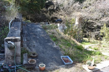 山麓駅跡地にもコンクリートが残る=蒲郡市金平町で
