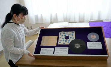 レコードを紹介する学芸員の小田さん