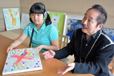 愛弥さん㊧の絵について語る松井さん=ホテルアークリッシュ豊橋で