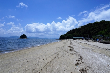 上陸した三河大島の東浜から小島を望む