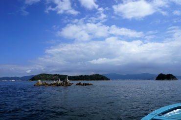 柘植組合長の船から。正面が仏島。その奥が三河大島。右が小島