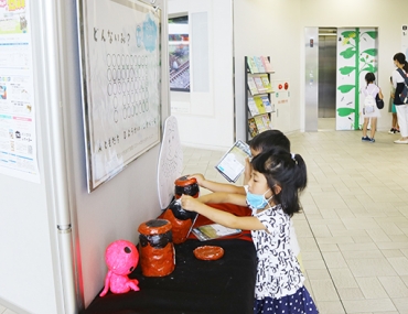 クイズに挑戦する子どもたち=こども未来館「ここにこ」で