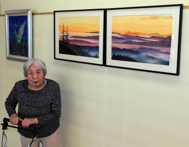 水彩画の力作を披露した宮川さん=ショッピングセンターレイで