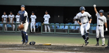 8回、桜丘の鈴木裕の適時打で勝ち越しのホームを踏む森雄。左は豊橋中央・中川=岡崎市民球場で