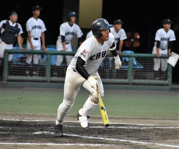 8回に右前打で好機を広げる豊橋中央・中川=同