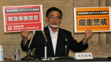 記者会見で緊急事態宣言の解除を発表する大村知事