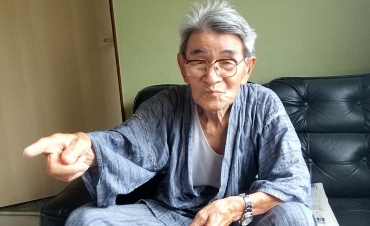 戦争体験を語りながら民主主義を説く伴さん=豊橋市伊古部町の自宅で