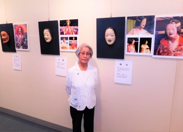 多数の公募展受賞作を含む能面を披露する原田さん=いずれも豊橋市美術博物館で