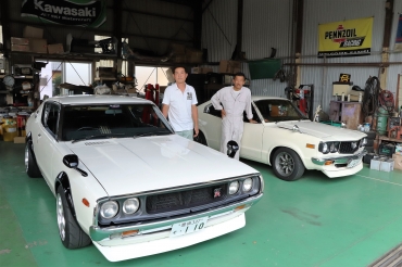ドリームカーフェスティバルに参加する山本さん㊨と高瀬和芳さんの愛車=田原市古田町で