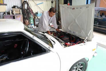 愛車の手入れに余念がない山本さん