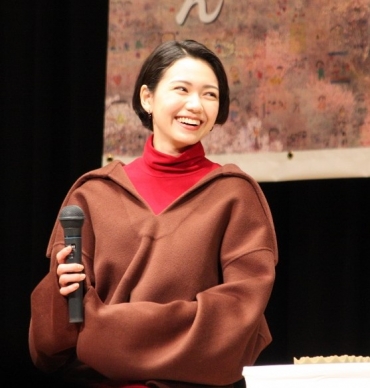 撮影秘話を紹介し笑顔を見せる二階堂さん=豊橋市公会堂で