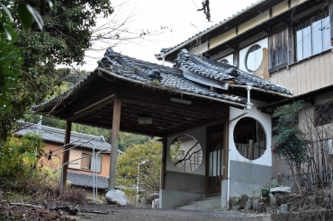 国府温泉の跡地に現存する旅館の建物=国府町山ノ入で