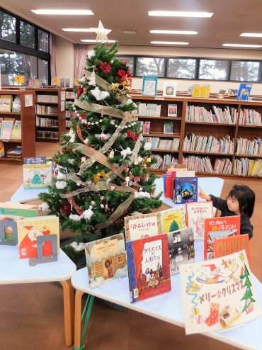 じどうしつに設けられたクリスマスコーナー=豊橋市中央図書館で