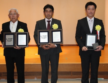 認定証を受けた戸澤さん、百合嶋さん、土井さん(左から)=豊橋市役所で