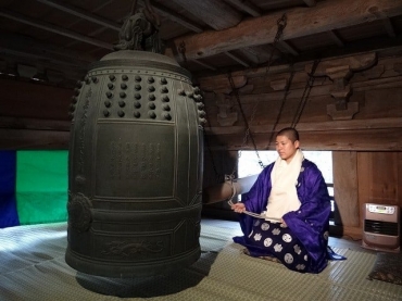 林住職による鐘つきの様子(提供)