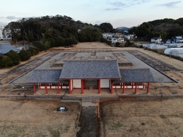 中門と一部回廊が復元された国分尼寺=八幡町