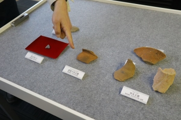 今年度の調査で出土した遠賀川式土器=豊橋市中央図書館で