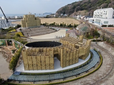 そびえ立つ砦と城=いずれもラグナシアで