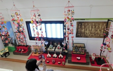 白壁に映えるつるし飾りの数々。天井の高さを生かした展示が楽しめる