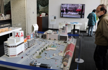 市電のある風景を再現したジオラマ=中央図書館で