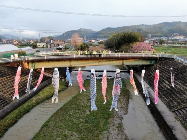 コイと一緒に歓迎する未来塾メンバー