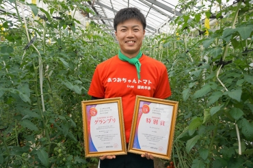 グランプリと特別賞を受賞した小川さん=おがわ農園で