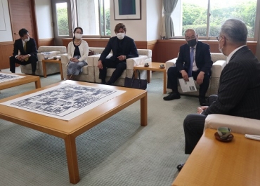 浅井市長㊨と歓談する宮下理事長、天野さん、木所さん、杉浦さん(右から)=豊橋市役所で