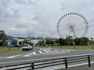 フェスティバルマーケットに乗り入れる車