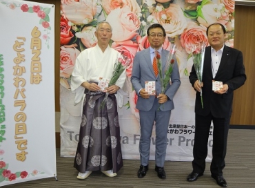 (右から)権田組合長、小野会頭、岩崎宮司=豊川市役所で