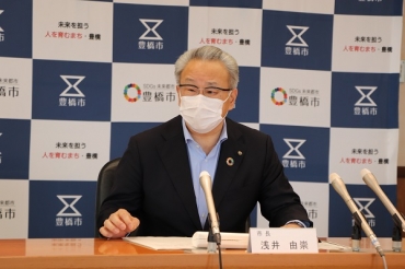 ワクチン接種のスピードアップを強調する浅井由崇市長=市役所で