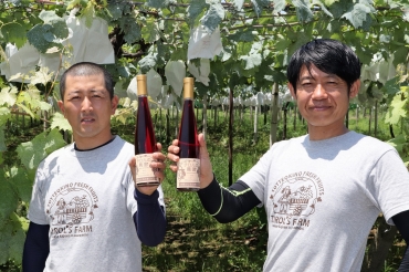 農園のブドウを使った赤ワイン=豊橋市石巻西川町のチロルの農園で